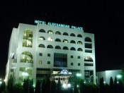 Hotel Aleksandar Palace bei Nacht