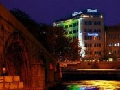 Das Hotel Stone Bridge bei Nacht